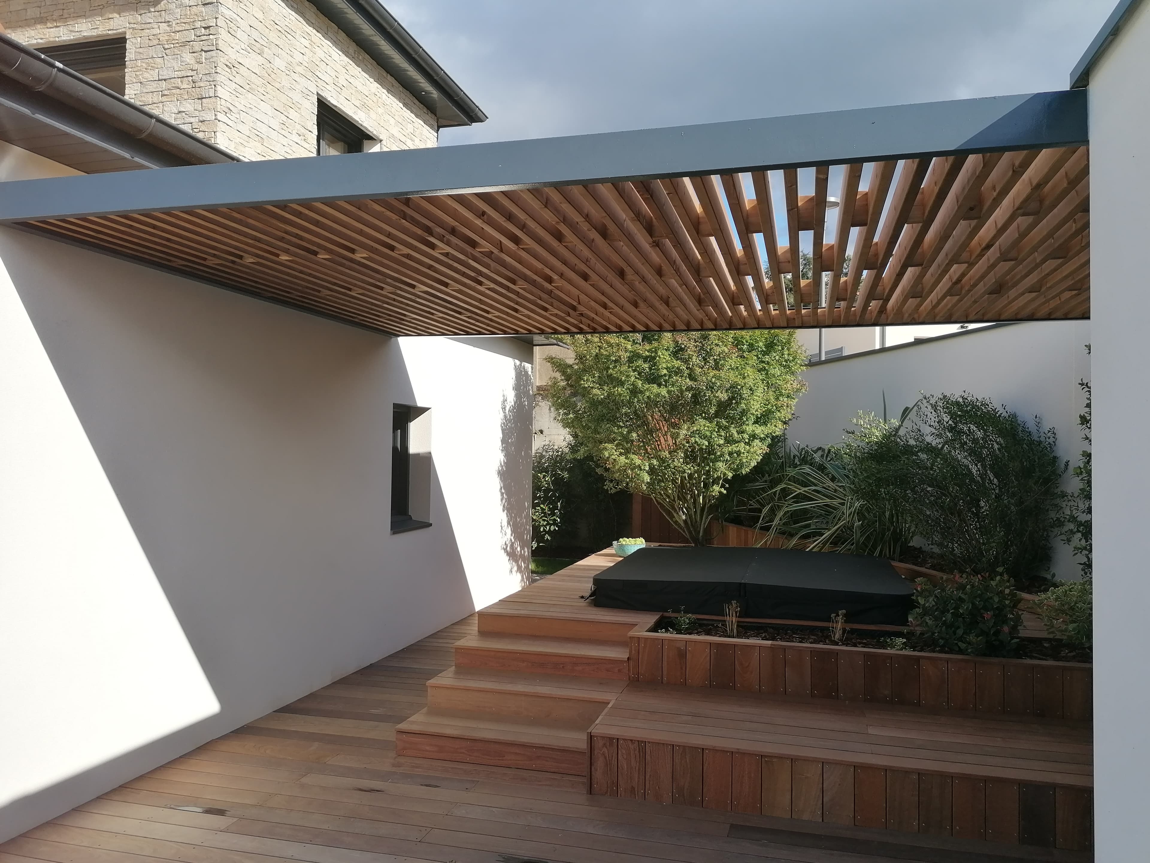 Pergola métallique sur mesure avec structure acier et intégration bois, Ouest Lyonnais